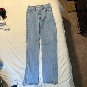 LIKE NEW! Abercrombie 90’s straight ultra high rise jeans! Light wash size 24/00